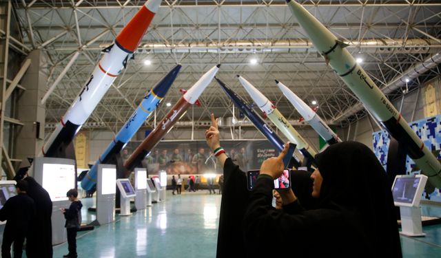 İran'da füzeler, insansız hava araçları, uydu taşıyıcı roketler ve hava savunma sistemleri sergileniyor