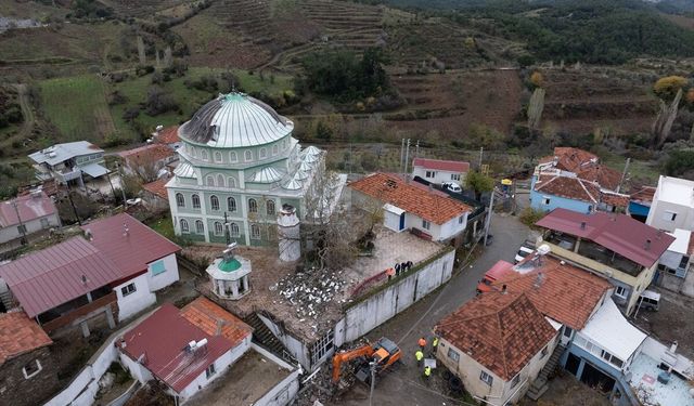 İzmir'de etkili olan sağanak yaşamı olumsuz etkiledi