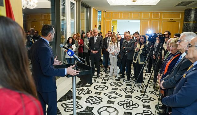 İzmir'de 'İletişim Yüzyılında Kentlerin Hikayesi' adlı fotoğraf sergisi açıldı