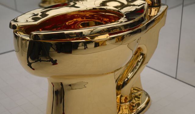 Maurizio Cattelan'ın “America” adlı altın klozet eseri açık artırmaya çıkacak