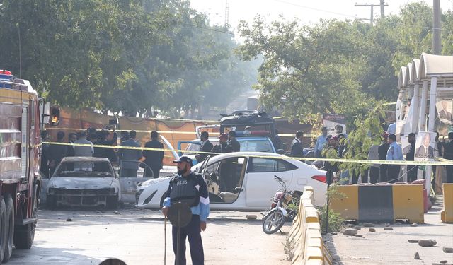 Pakistan'da mahkeme binası yakınlarında intihar saldırısında 12 kişi öldü, 21 kişi yaralandı