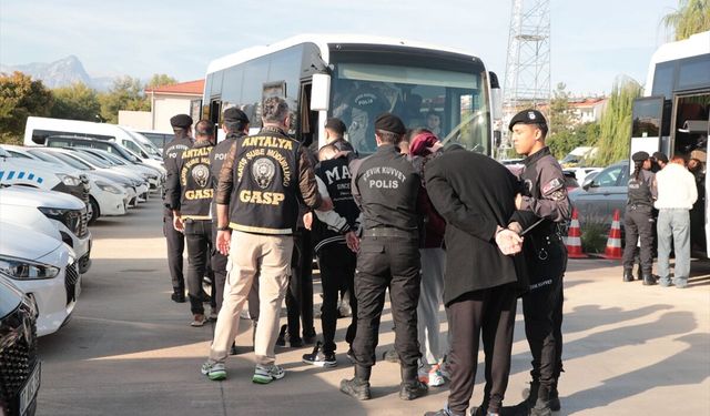 Sosyal medyada 'buluşma tuzağı' kuran dolandırıcılık çetesi çökertildi