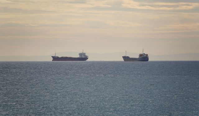 Tekirdağ'da deniz ulaşımı 3 gündür süren lodosun etkisini yitirmesiyle normale döndü