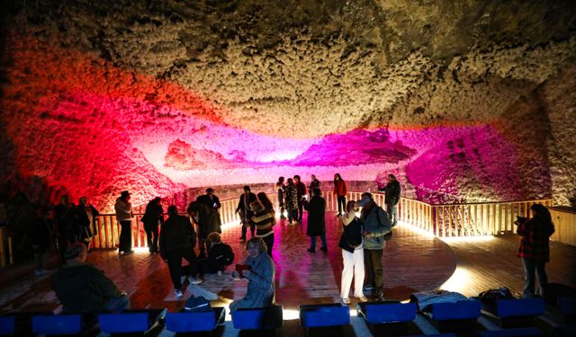 Türk Dünyası Korosu yer altındaki Tuzluca Tuz Mağaraları'nda konser verdi