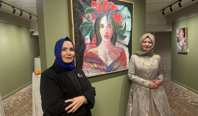 Ayşenur Şaylan'ın 'Örtüşen İzler' sergisi sanatseverlerle buluştu