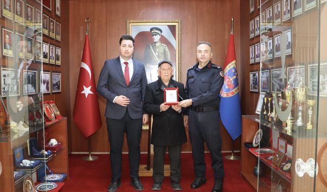 Burdur'da 91 yaşındaki hayırsever birikimini jandarmaya bağışladı