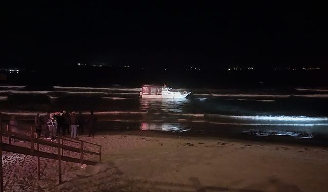 Çanakkale'de karaya oturan tekne kurtarıldı