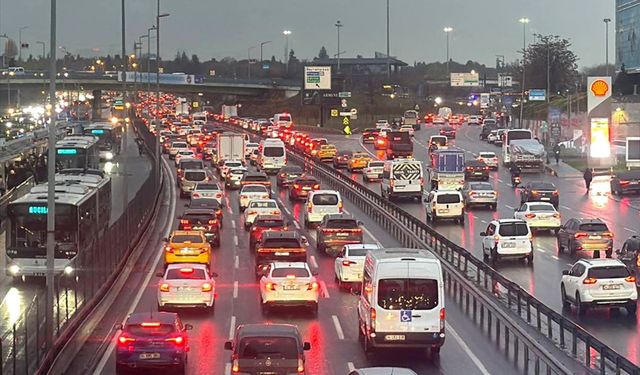 İstanbul'da haftanın ikinci iş gününde trafikte yoğunluk yaşanıyor