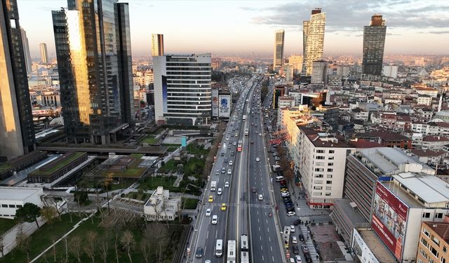 İstanbul'da haftanın ilk iş gününde bazı yollarda trafik yoğunluğu