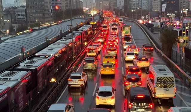 İstanbul'da haftanın ilk iş gününde trafik yoğunluğu yüzde 81'e çıktı