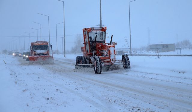 Karayolları ekipleri Doğu'daki 6 ilde 297 iş makinesiyle karla mücadele ediyor