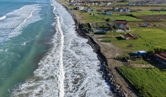 Samsun'da yüksek dalgalar sahili aşındırdı