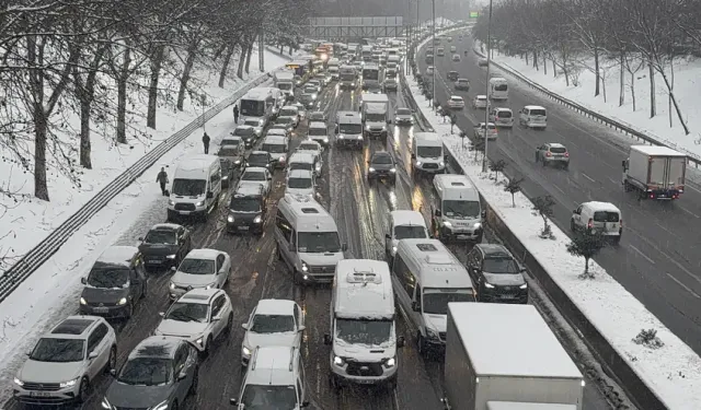 İstanbul’da yoğun kar yağışı trafiği felç etti