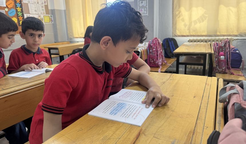 Adıyaman'da depremde sağ kolunu kaybeden çocuk masa tenisinde kendisini geliştiriyor