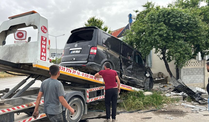 Afyonkarahisar'da minibüs ile kamyonetin çarpıştığı kazada 9 kişi yaralandı