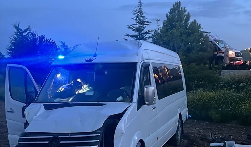 Afyonkarahisar'da minibüsün araziye girmesi sonucu 6 kişi yaralandı