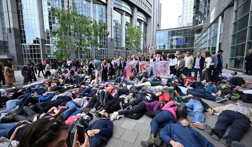 AP önünde yere uzanan aktivistler, İsrail'in Gazze'deki soykırımını protesto etti