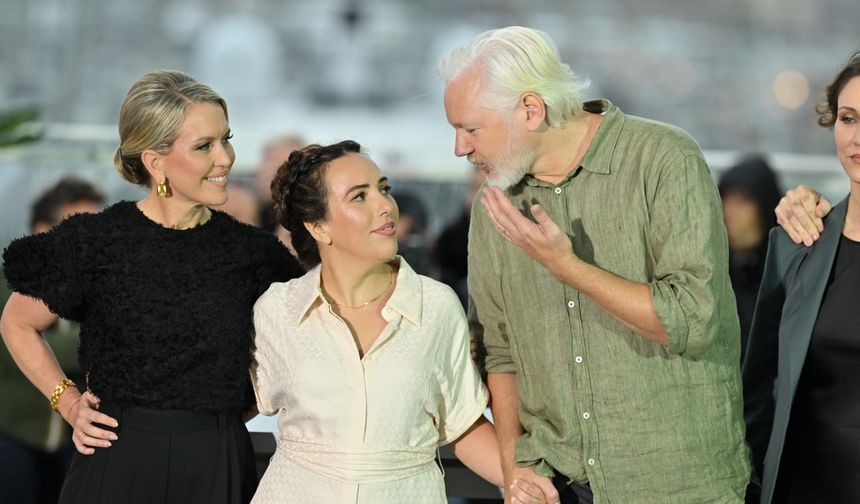 Assange, Cannes'a Gazze'de öldürülen binlerce çocuğun isminin yer aldığı tişörtle katıldı