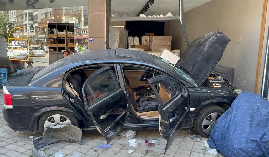Aydın'da kontrolden çıkan otomobil mağazaya girdi, 2 kişi yaralandı