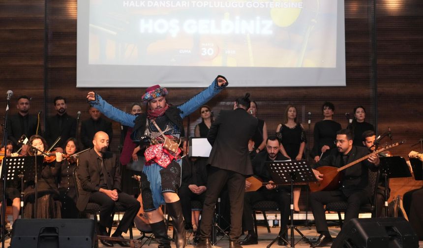 Bakan Tekin, Van'da Maarif Orkestrası ve Halk Dansları Topluluğu'nun gösterisini izledi: