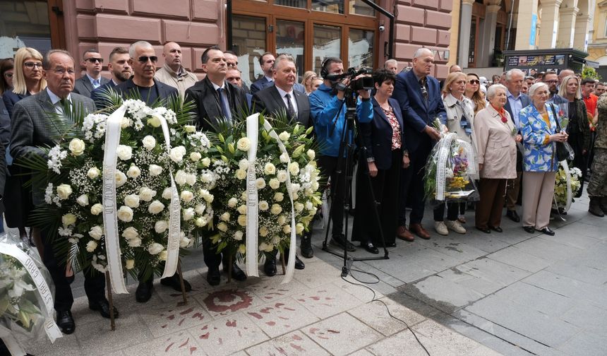 Bosna Hersek'teki savaşta ekmek kuyruğunda öldürülen 26 kişi törenle anıldı