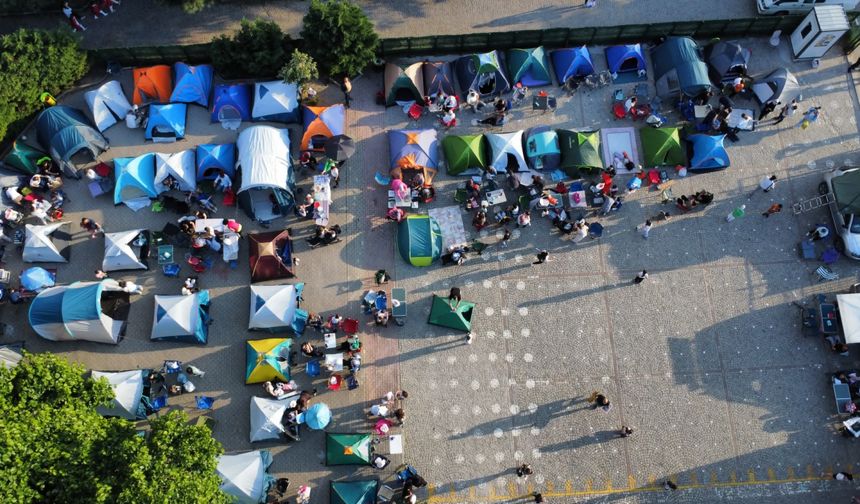 Bursa'da öğrenciler ve veliler ilkokulun bahçesine çadır kurup eğlendi