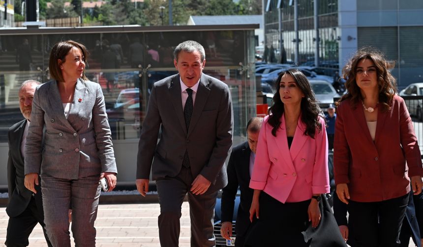 CHP Genel Başkanı Özel, DEM Parti heyeti ile görüştü:
