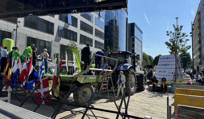 Çiftçilerden AB kurumları önünde protesto