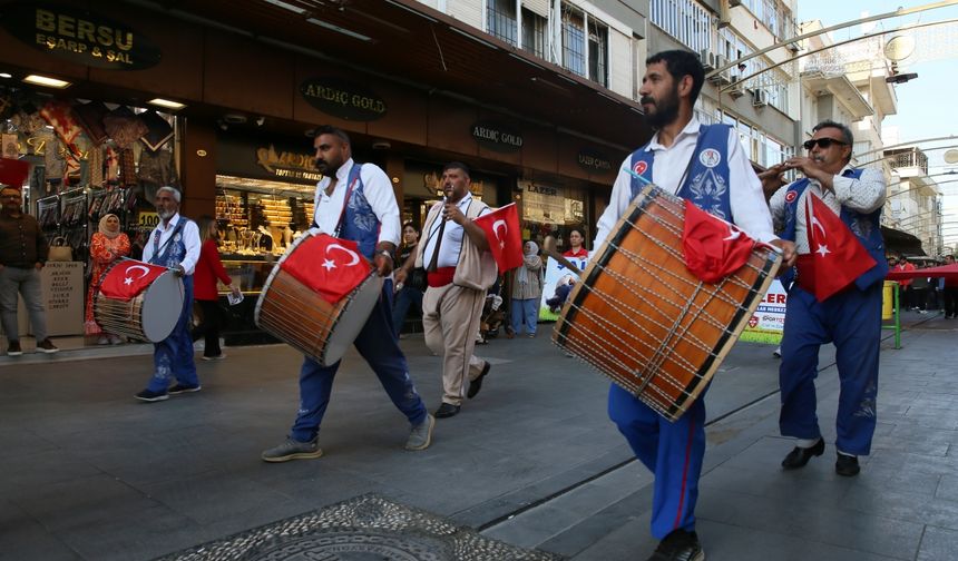 CW Enerji Türkiye Yağlı Güreş Ligi'nin 2. etabı için Gaziantep'te kortej yürüyüşü yapıldı