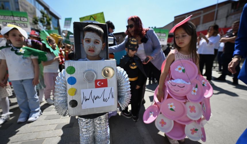 Düzce'de anaokul öğrencileri atık malzemelerden tasarladıkları kıyafetleri sergiledi