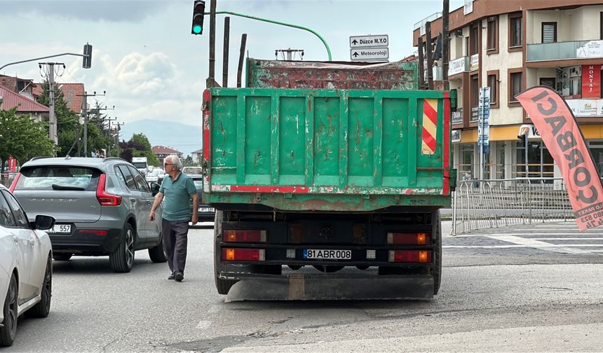 Düzce'de kamyonun açılan dorse kapağının çarptığı bisikletli yaralandı