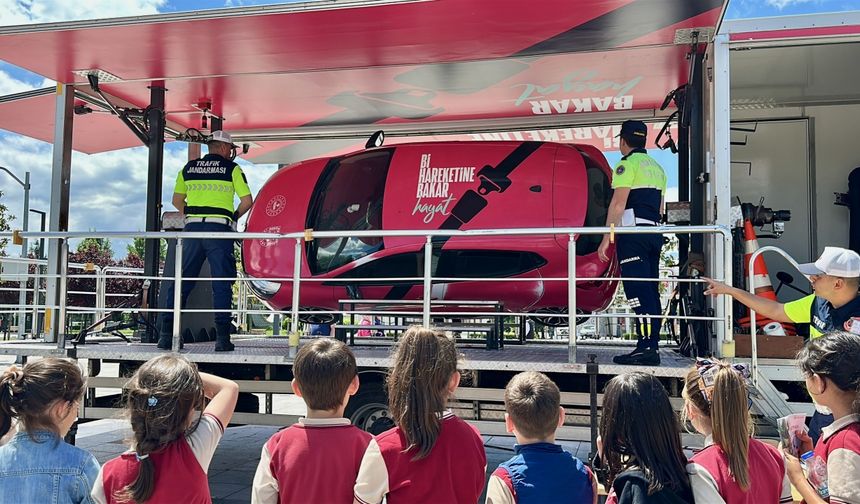 Düzce'de mobil eğitim tırında trafik kuralları anlatıldı