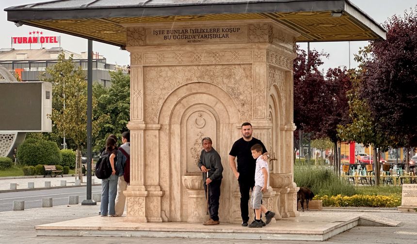 Düzce'de vatandaşlar aniden bastıran yağışa hazırlıksız yakalandı