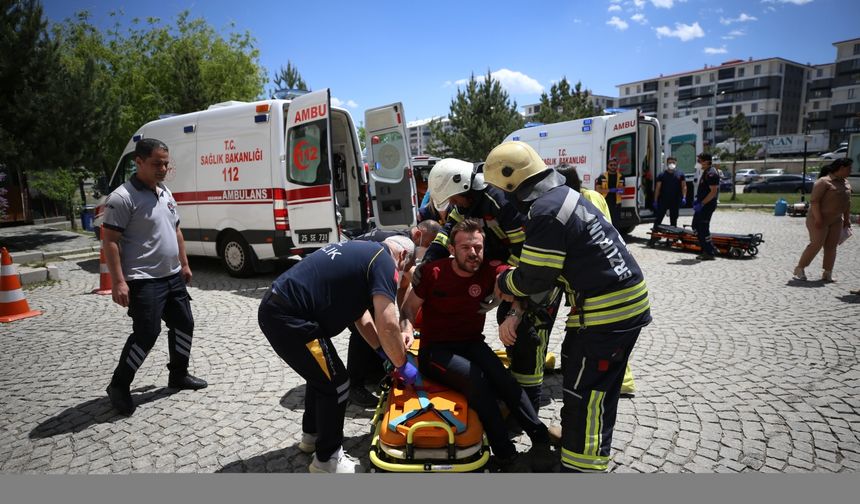 Erzurum'da acil sağlık personeli, yangına hazırlık tatbikatı yaptı