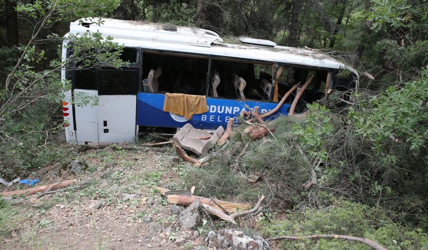 Eskişehir'de tırmanma yarışı görevlilerini taşıyan midibüsün yoldan çıkması sonucu 28 kişi yaralandı