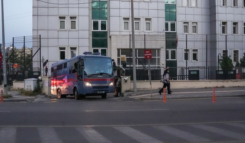 GÜNCELLEME 2 - Narin Güran cinayetiyle ilgili 12 sanık ile suça sürüklenen 3 çocuğun yargılandığı davada karar