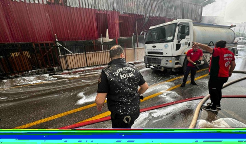 GÜNCELLEME - Mersin'de ses ve görüntü sistemleri üretilen fabrikada çıkan yangın kontrol altına alındı