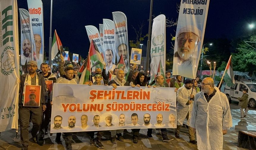 Konya'da binlerce kişi Filistin'e destek için meşalelerle yürüdü