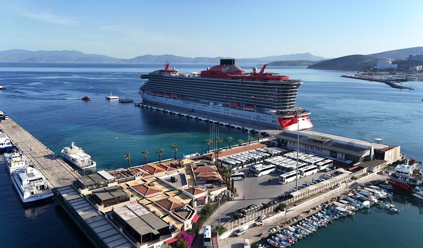 Kuşadası'na "Resilient Lady" kruvaziyeriyle 2 bin 489 turist geldi