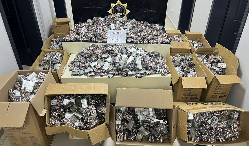 Mersin'de 280 bin sentetik ecza hapı ele geçirildi