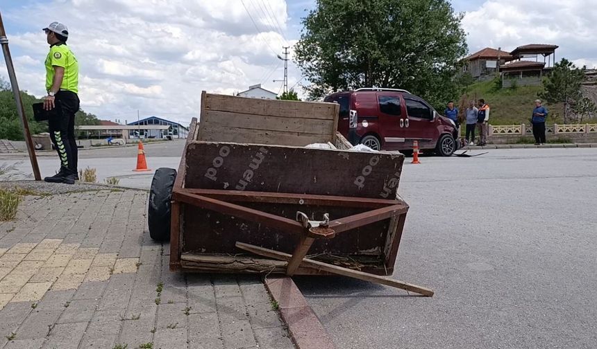 Sivas'ta hafif ticari araç ile motosikletin çarpıştığı kazada 7 kişi yaralandı