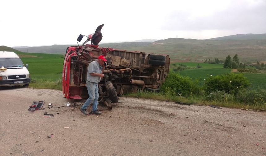 Sivas'ta kamyon ile otomobilin çarpıştığı kazada 2 kişi yaralandı