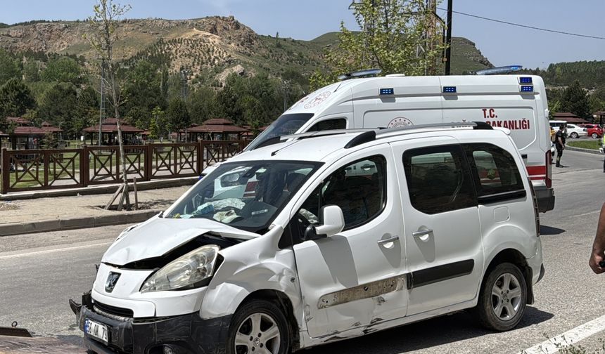 Sivas'ta otomobil ile hafif ticari aracın çarpıştığı kazada 6 kişi yaralandı