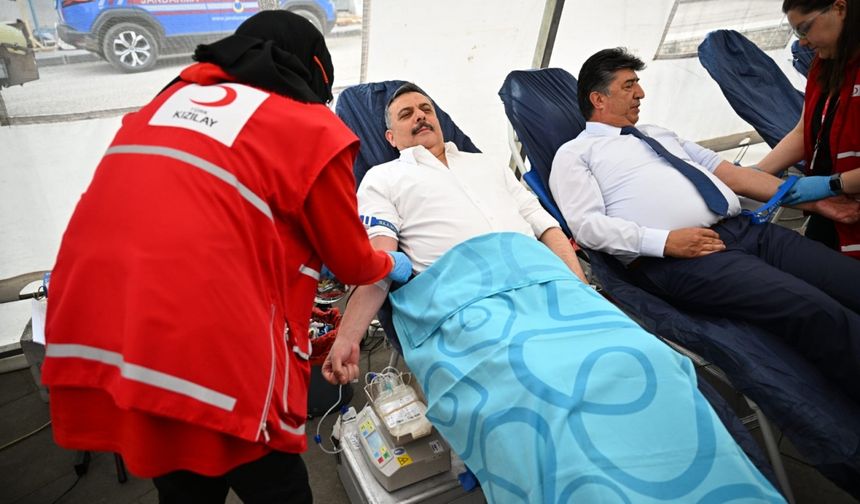 Türk Kızılayın "altın madalya"lı bağışçısı Erzurum Valisi Çiftçi, 43. kez kan verdi