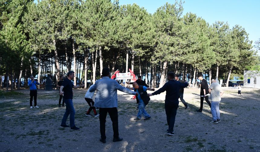Türkiye şampiyonu tekvandocu Ebrar, babası tarafından davul zurnayla karşılandı