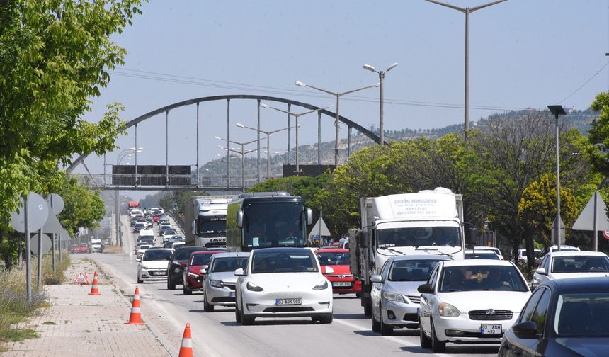 Afyonkarahisar'da çevre yollarında bayram hareketliliği yaşanıyor