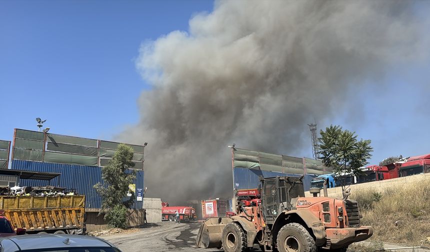 Kocaeli'de hurda atık depolama sahasında çıkan yangına müdahale ediliyor