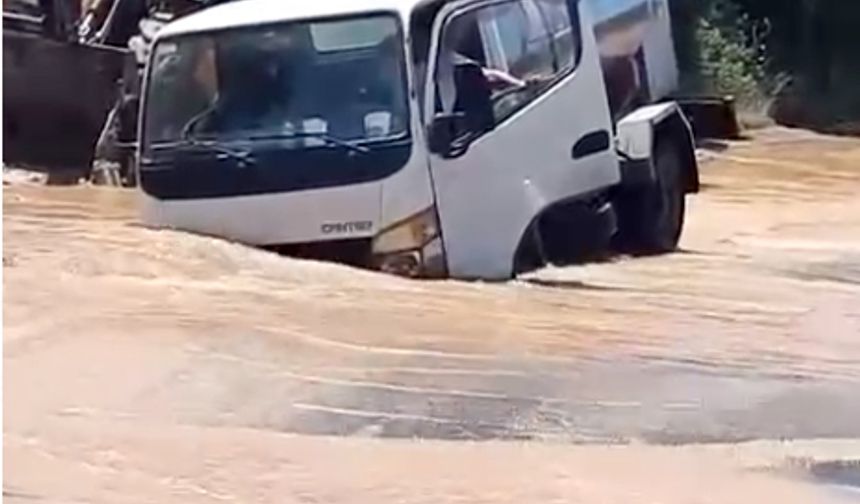 Bodrum'da tanker, patlayan içme suyu hattı nedeniyle oluşan çukura düştü