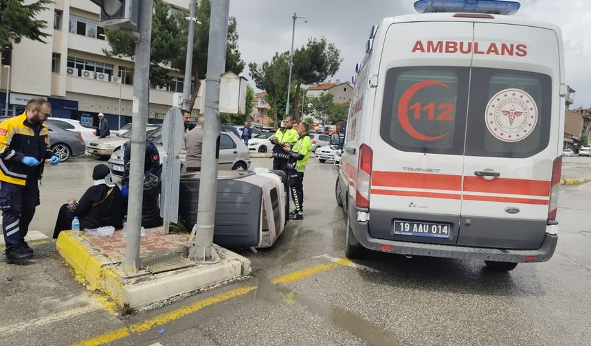 Çorum'da otomobil ile üç tekerlekli aracın çarpıştığı kazada 4 kişi yaralandı