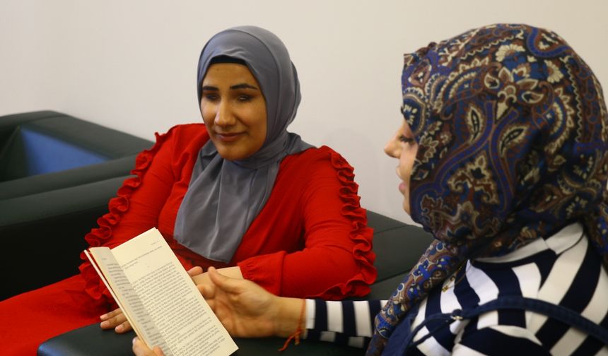 Görme engelli Rümeysa'nın dünyası okuyup-yazarak aydınlanıyor